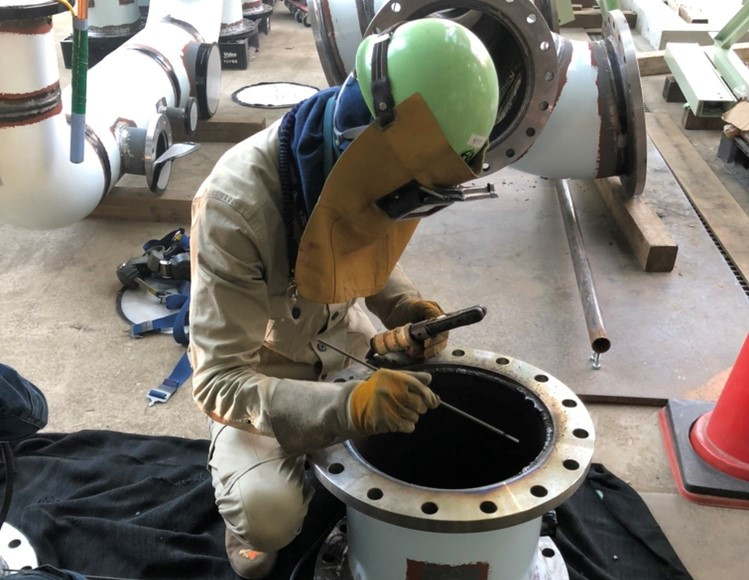 腰に手をあてている作業員